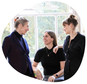 Photo of the three onesome founders Swantje Benussi, Anouk Harde and Nadine Priessnitz